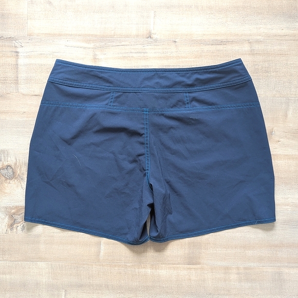 The North Face Blue Board Shorts with Zip Pockets - Size 10 - Picture 2 of 8